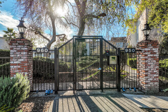 South Shore Beach and Tennis Club Condominium in Alameda, CA - Building Photo - Building Photo