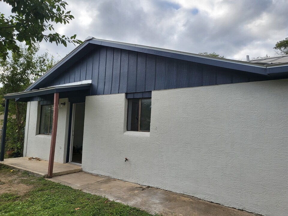 906 George St in Kerrville, TX - Foto de edificio