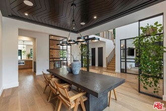 18938 Wells Dr in Los Angeles, CA - Building Photo - Building Photo