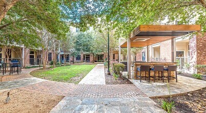 2626 Fountain View Dr in Houston, TX - Building Photo - Building Photo