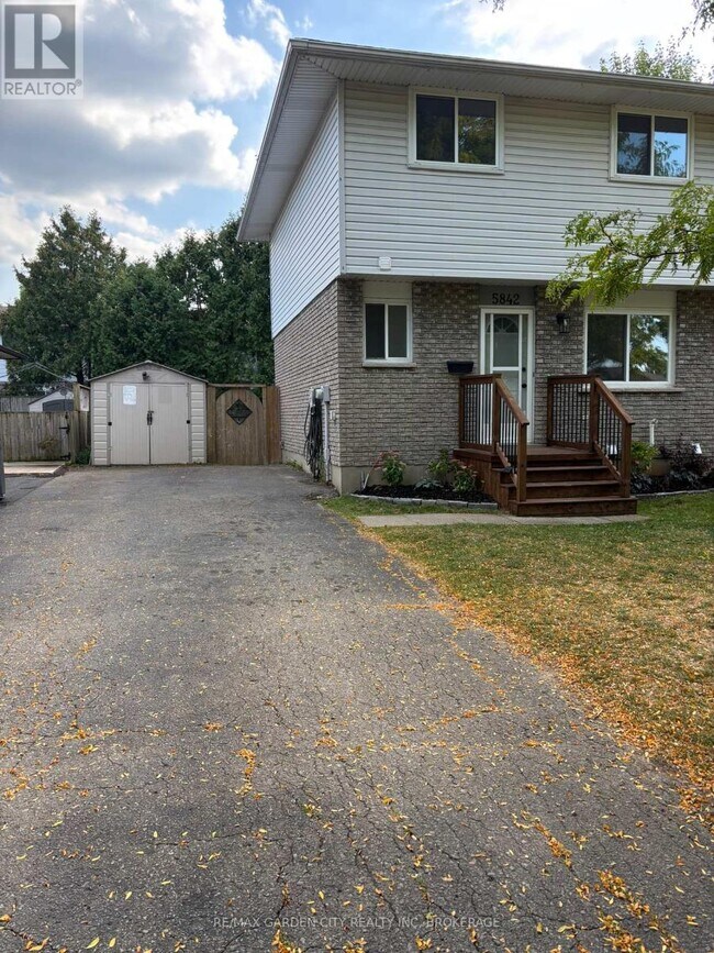 5842 Frontenac St in Niagara Falls, ON - Building Photo - Building Photo