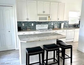 360 Fox Den Cir in Naples, FL - Foto de edificio - Building Photo