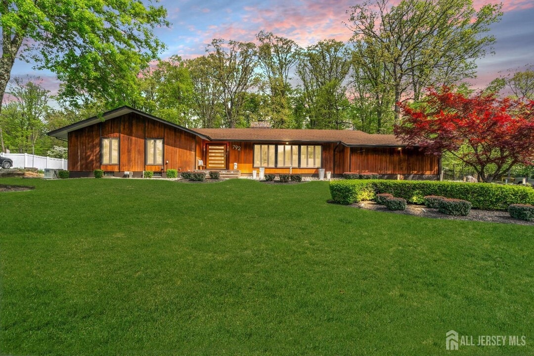 792 Partridge Dr in Bridgewater, NJ - Building Photo