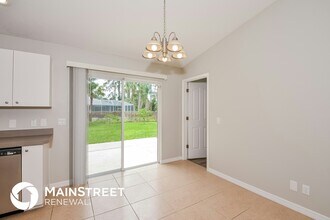 3858 N Chamberlain Blvd in North Port, FL - Foto de edificio - Building Photo