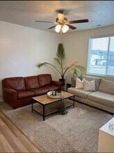 664 N 380 W, Unit Y in Orem, UT - Foto de edificio - Building Photo