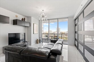 90 SW 3rd St, Unit 1607 in Miami, FL - Building Photo - Building Photo