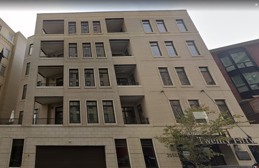 2050 N Clark St, Unit 303 in Chicago, IL - Building Photo