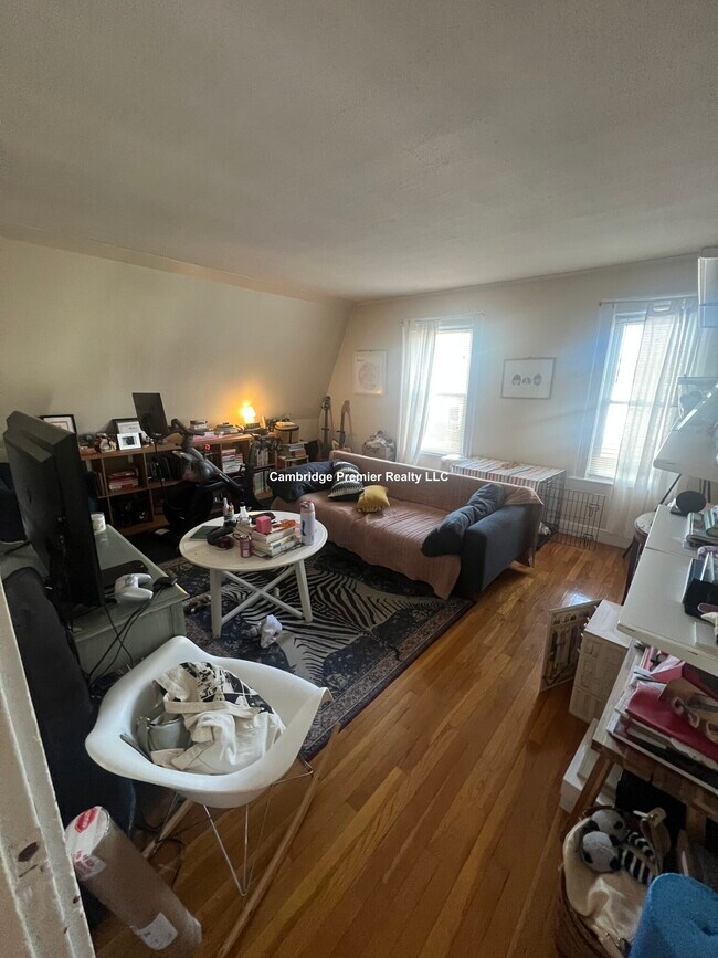 13 Charnwood Rd, Unit 3 in Somerville, MA - Foto de edificio - Building Photo