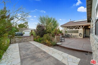 22520 Ballinger St in Chatsworth, CA - Building Photo - Building Photo