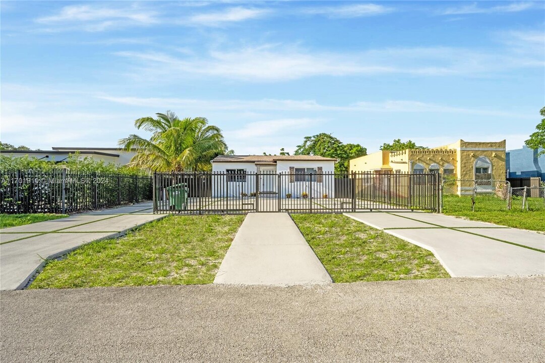 911 Sharar Ave in Opa Locka, FL - Building Photo