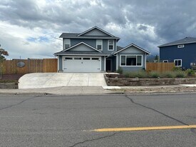 1038 N Rose St in Phoenix, OR - Building Photo