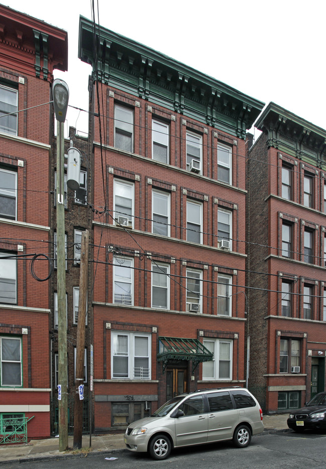 114 Stuyvesant Ave in Jersey City, NJ - Foto de edificio - Building Photo