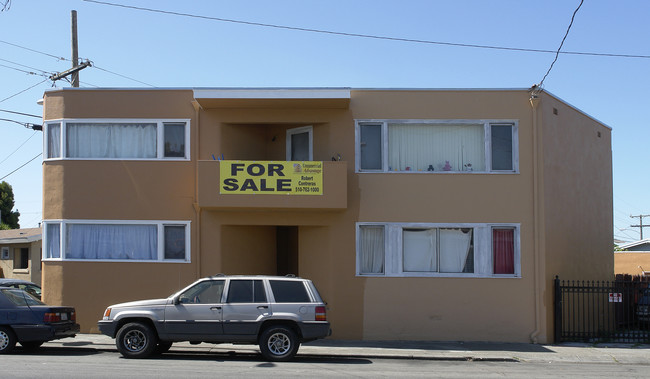 6033 Foothill Blvd in Oakland, CA - Foto de edificio - Building Photo