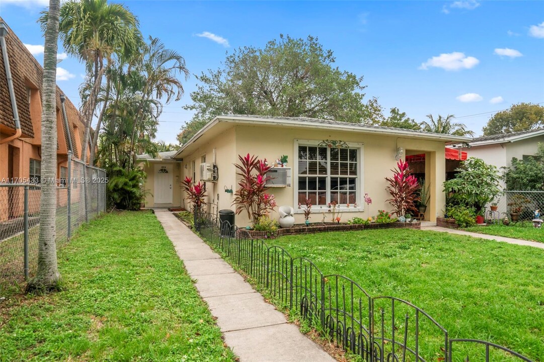 1915 Plunkett St in Hollywood, FL - Building Photo