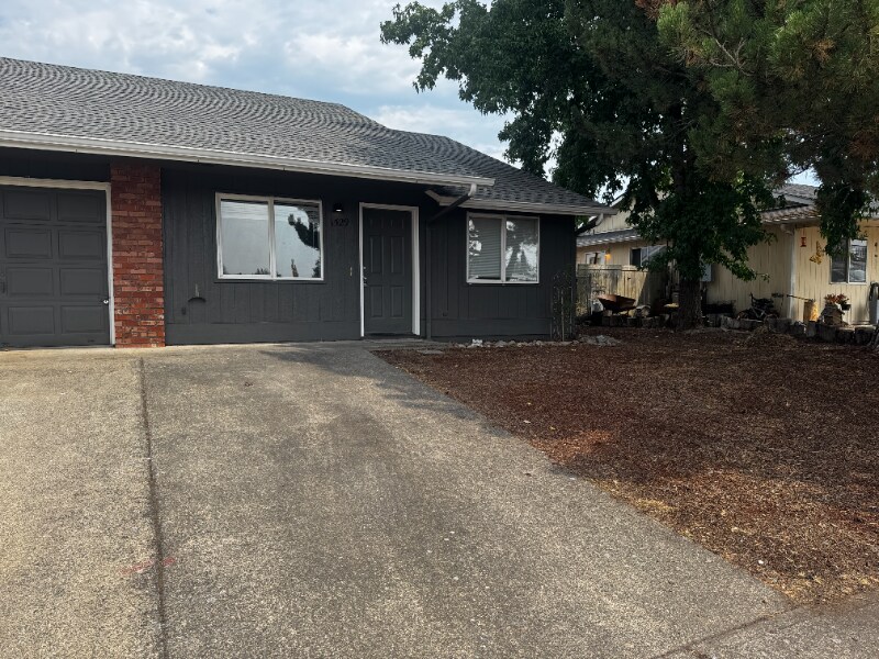 1529-1531 W Locust St in Stayton, OR - Building Photo