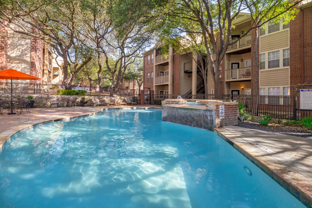 Village of Hampton Cove in San Antonio, TX - Foto de edificio