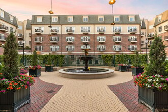 Sophia Square in Carmel, IN - Foto de edificio - Building Photo