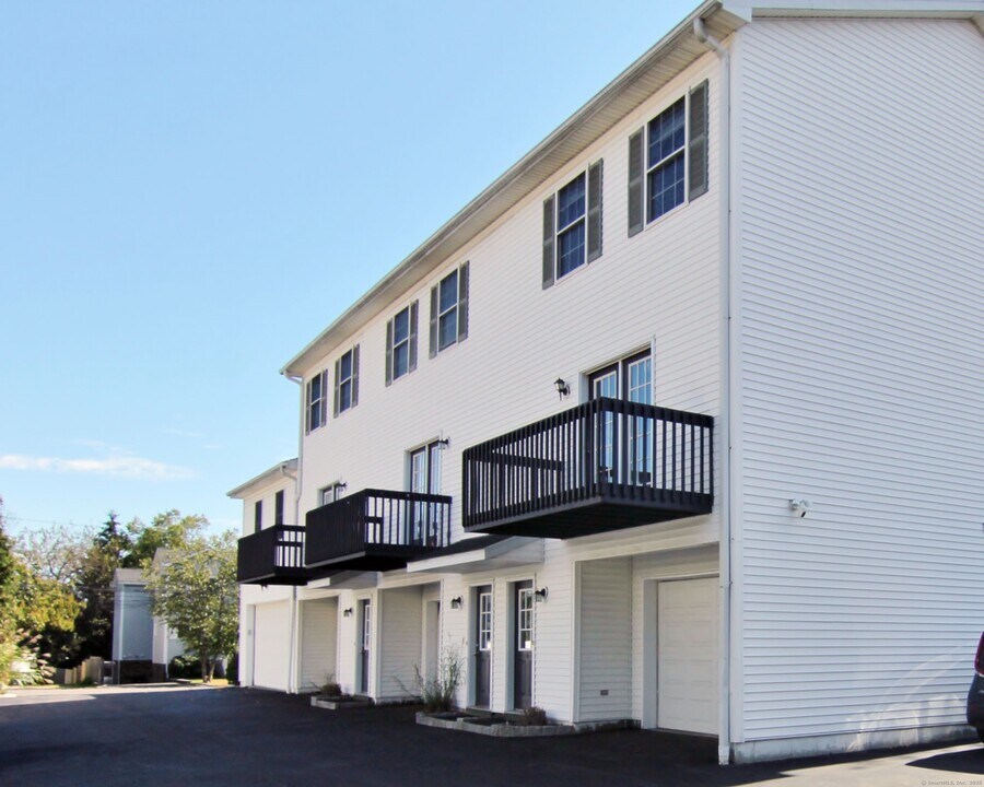 14 Dora St in Stamford, CT - Building Photo