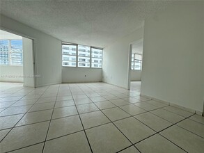 999 Brickell Bay Dr in Miami, FL - Building Photo - Building Photo