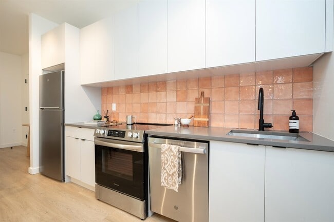 328 Pacific Ave, Unit B05 in Jersey City, NJ - Building Photo - Building Photo
