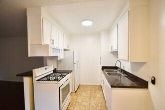 7101 Haskell Ave in Los Angeles, CA - Building Photo - Building Photo