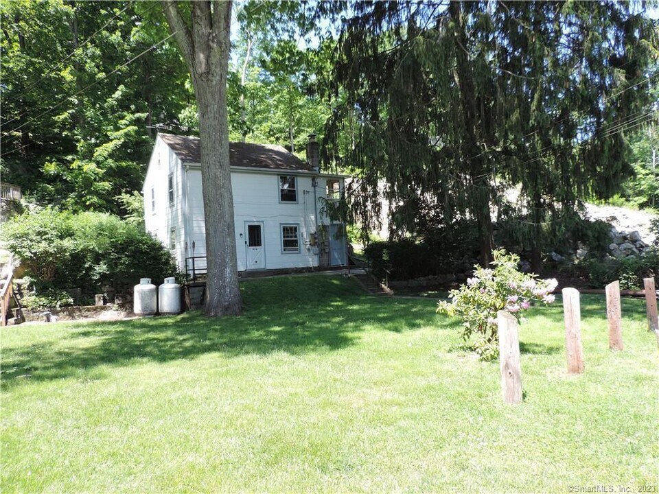 15a Reynolds Rd in Danbury, CT - Building Photo