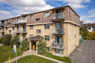 495 Laval Boul in Laval, QC - Building Photo