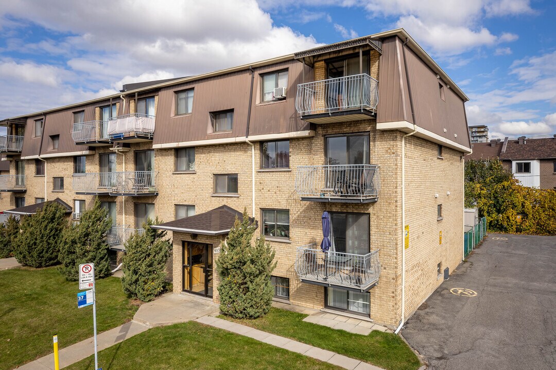 495 Laval Boul in Laval, QC - Building Photo