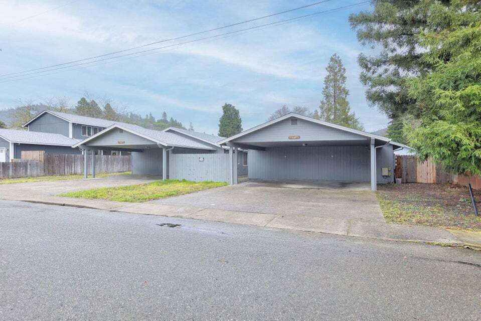 308 Oak St in Rogue River, OR - Foto de edificio