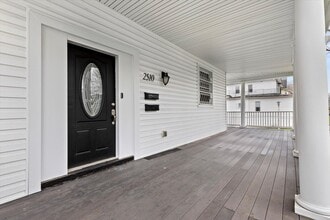 2510 Roslyn Ave in Baltimore, MD - Building Photo - Building Photo