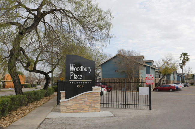 Woodbury Place Apartments in Corpus Christi, TX - Foto de edificio - Building Photo