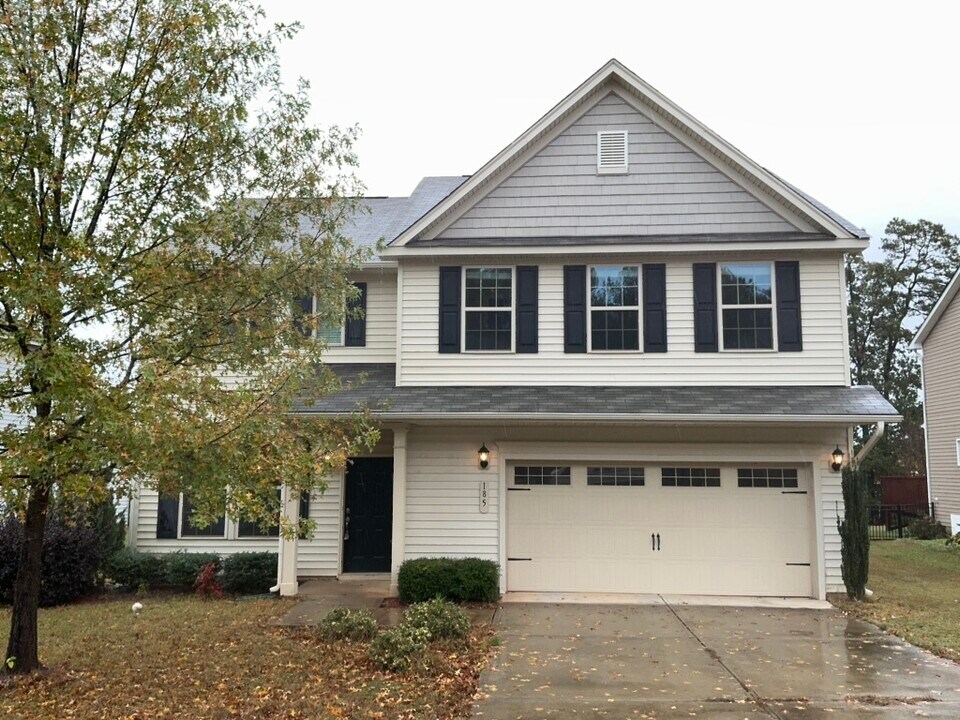 185 Clubhouse Dr in Youngsville, NC - Foto de edificio