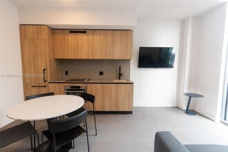 121 NE 5th St, Unit 3711 in Miami, FL - Building Photo - Building Photo