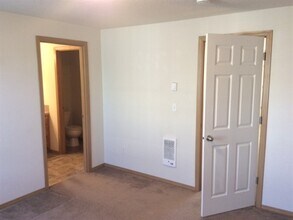 465 Donna Dr in Newberg, OR - Foto de edificio - Building Photo