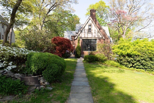 1 France Pl in Larchmont, NY - Building Photo - Building Photo