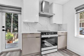 886 NE 134th St in North Miami, FL - Building Photo - Building Photo