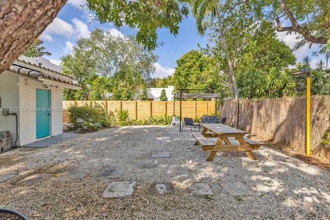 545 NE 64th St-Unit -2 in Miami, FL - Building Photo - Building Photo