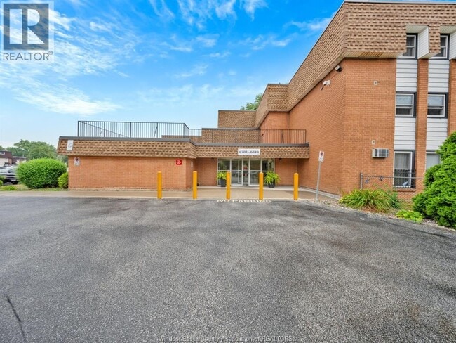 6211 Thornberry Crescent in Windsor, ON - Building Photo - Building Photo