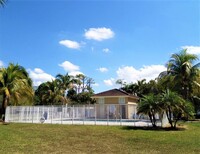 1049 Golden Lakes Blvd in Royal Palm Beach, FL - Foto de edificio - Building Photo