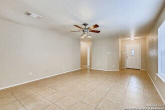 9042 Camino Rey in San Antonio, TX - Building Photo - Building Photo