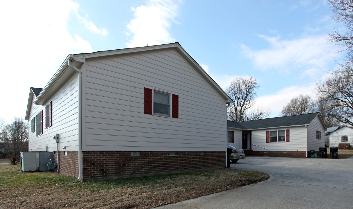 1110 Holly St in Burlington, NC - Foto de edificio