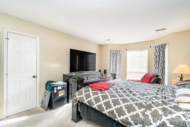 property at 2027 Killarney Pl