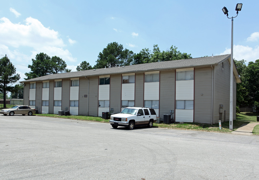 Corner Park in Memphis, TN - Building Photo