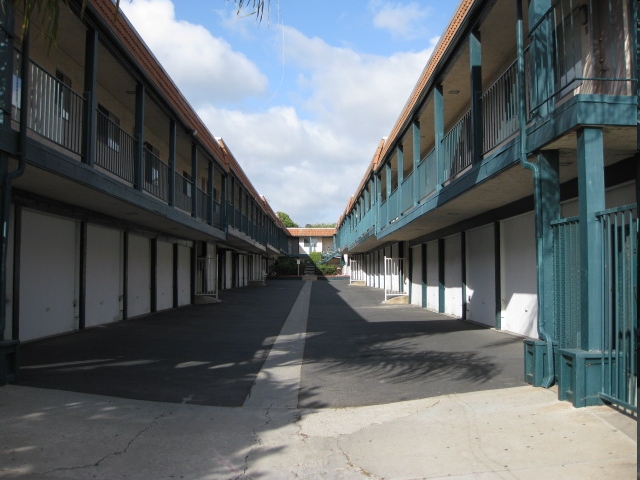 Camino Pointe Apartments in Carlsbad, CA - Foto de edificio - Building Photo