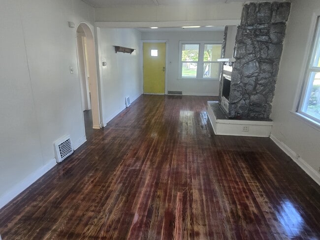 property at 1318 E Donald St