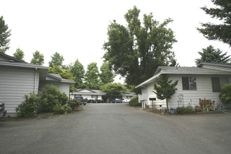 Lake Road Square in Milwaukie, OR - Building Photo - Building Photo