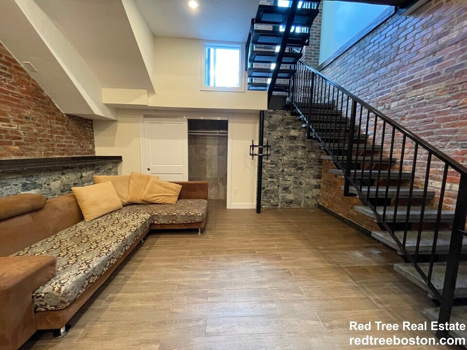 1028 Commonwealth Ave, Unit 103 in Boston, MA - Building Photo