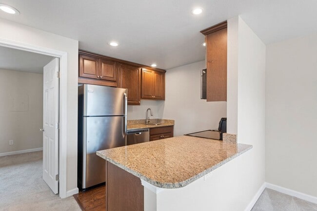 Bayshore Vista Apartments in Kirkland, WA - Building Photo - Interior Photo