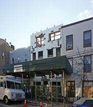 Haus in Brooklyn, NY - Building Photo - Building Photo