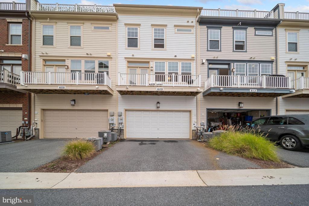 609 Hendrix Ave in Gaithersburg, MD - Building Photo